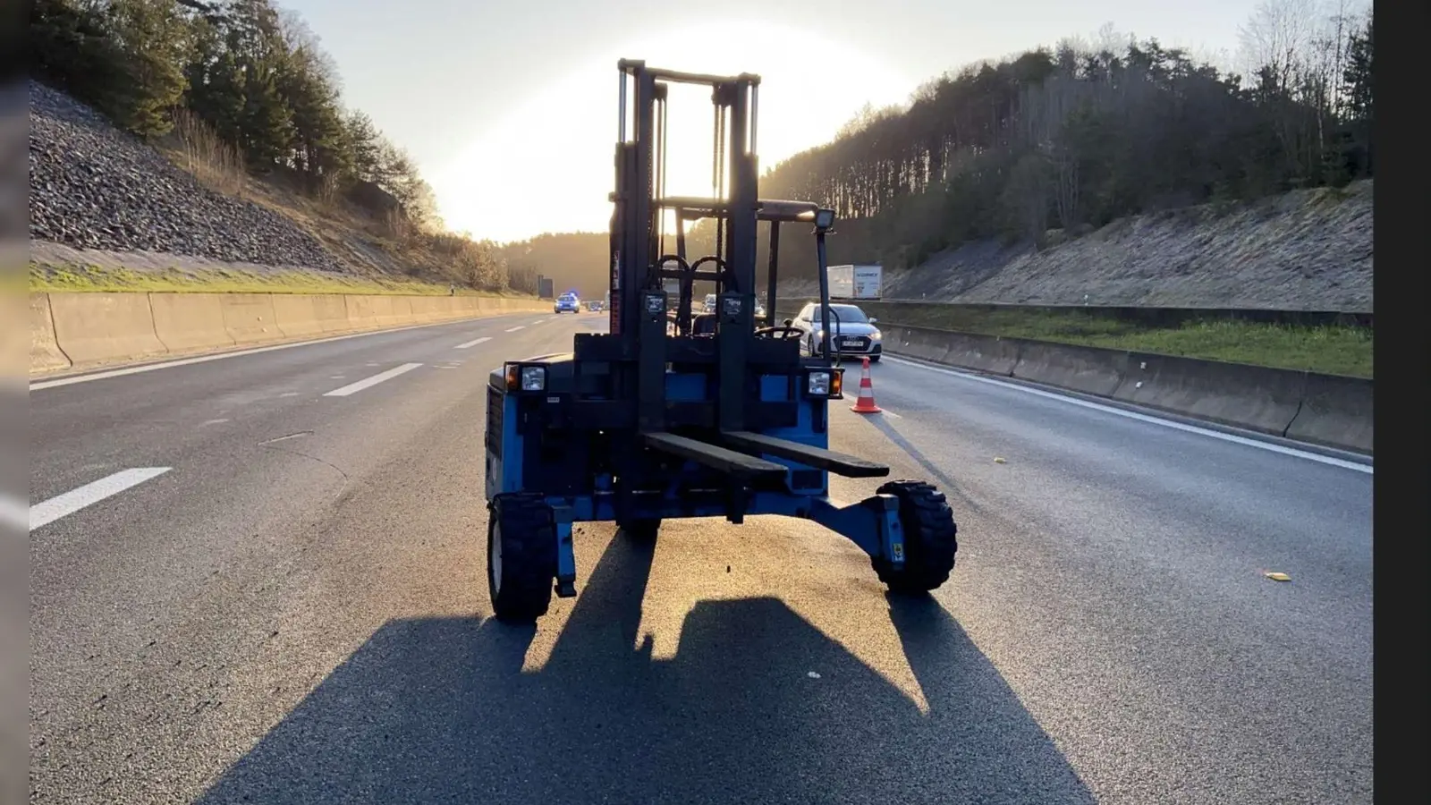 Der Gabelstapler stand mitten auf der Autobahn 9 in Oberfranken.  (Foto: -/VPI Bayreuth/dpa)