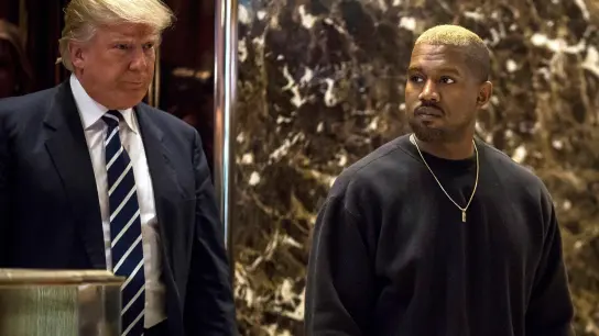 US-Präsident Donald Trump und US-Rapper Kanye West gehen im Trump Tower in Manhattan. (Archiv) (Foto: John Taggart/BLOOMBERG POOL/epa/dpa)