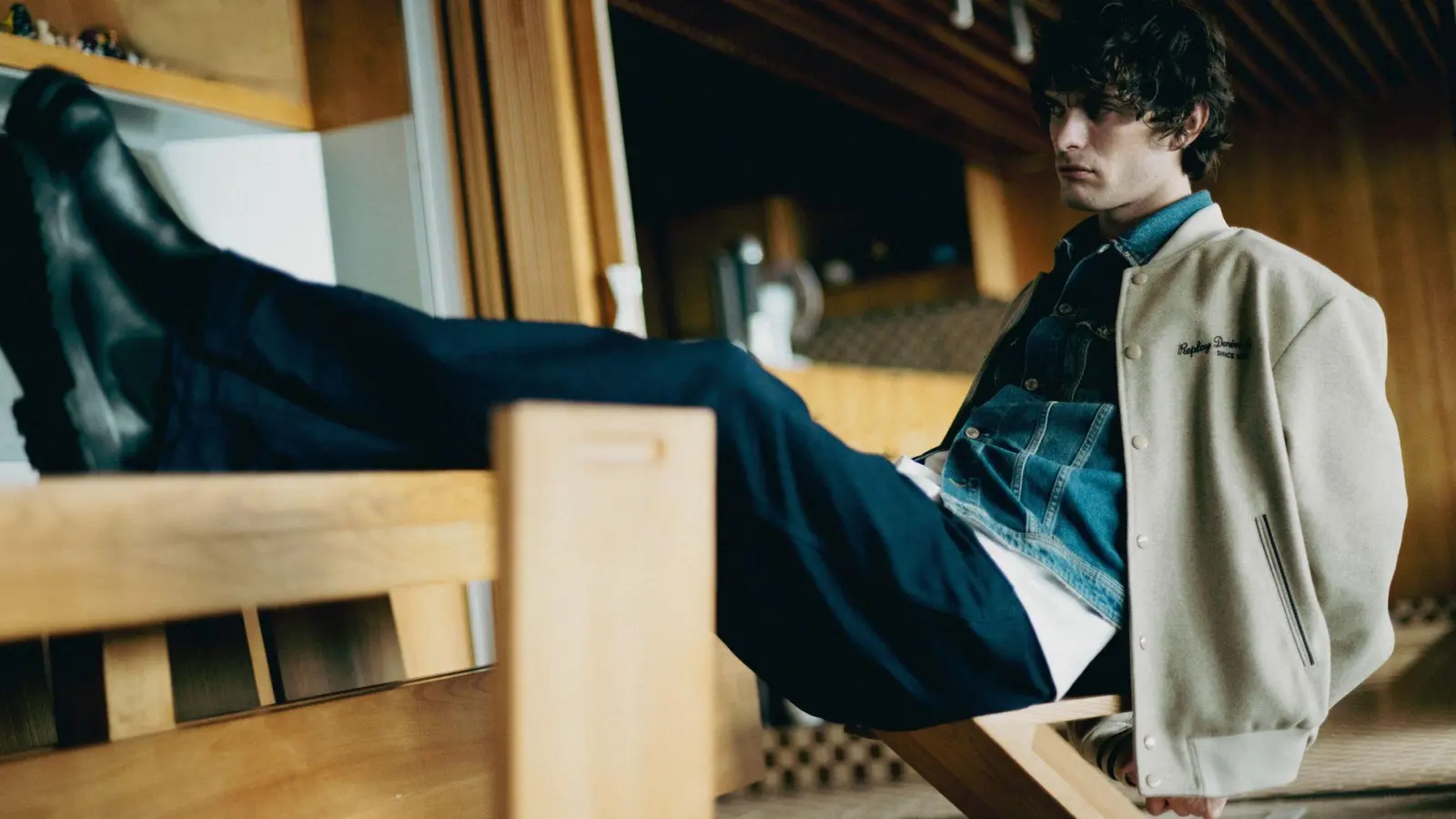 Der Layering-Trend beinhaltet das übereinander tragen von Kleidungsstücken, um sowohl Wärme als auch Stil zu erzielen. Es geht darum, mit verschiedenen Texturen und Farben zu spielen, wobei sich die einzelnen Schichten leicht voneinander unterscheiden sollten wie hier bei Replay (Bomberjacke ca. 249 Euro, Jeansjacke ca. 189 Euro, Shirt ca. 49 Euro, Jeans ca. 219 Euro). (Foto: Replay/dpa-tmn)