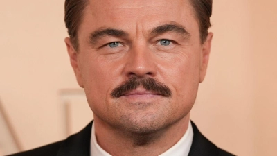 Leonardo DiCaprio zeigte sich mit einem Schnauzer auf dem roten Teppich. (Foto: Gregory Bull/Invision/AP/dpa)