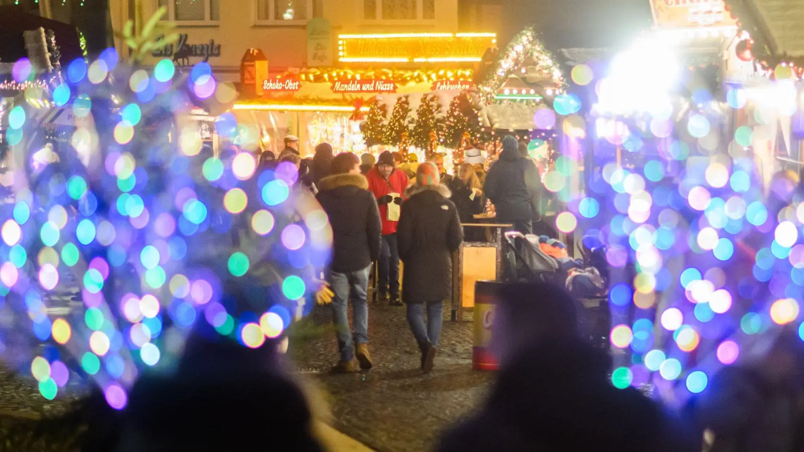 Zuletzt wurden in Nordrhein-Westfalen und Brandenburg zwei Jugendliche festgenommen, die einen Anschlag auf einen Weihnachtsmarkt geplant haben sollen. (Foto: Julian Stratenschulte/dpa)