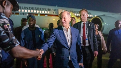 Bundeskanzler Olaf Scholz ist zu Gesprächen mit dem nigerianischen Präsidenten Bola Tinubu nach Lagos geflogen. (Foto: Michael Kappeler/dpa)