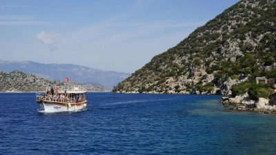 Beliebte Sonnenzielen wie die türkische Riviera sind für die Sommerferien 2024 im Schnitt acht Prozent günstiger. (Foto: Robert Günther/dpa-tmn/dpa)