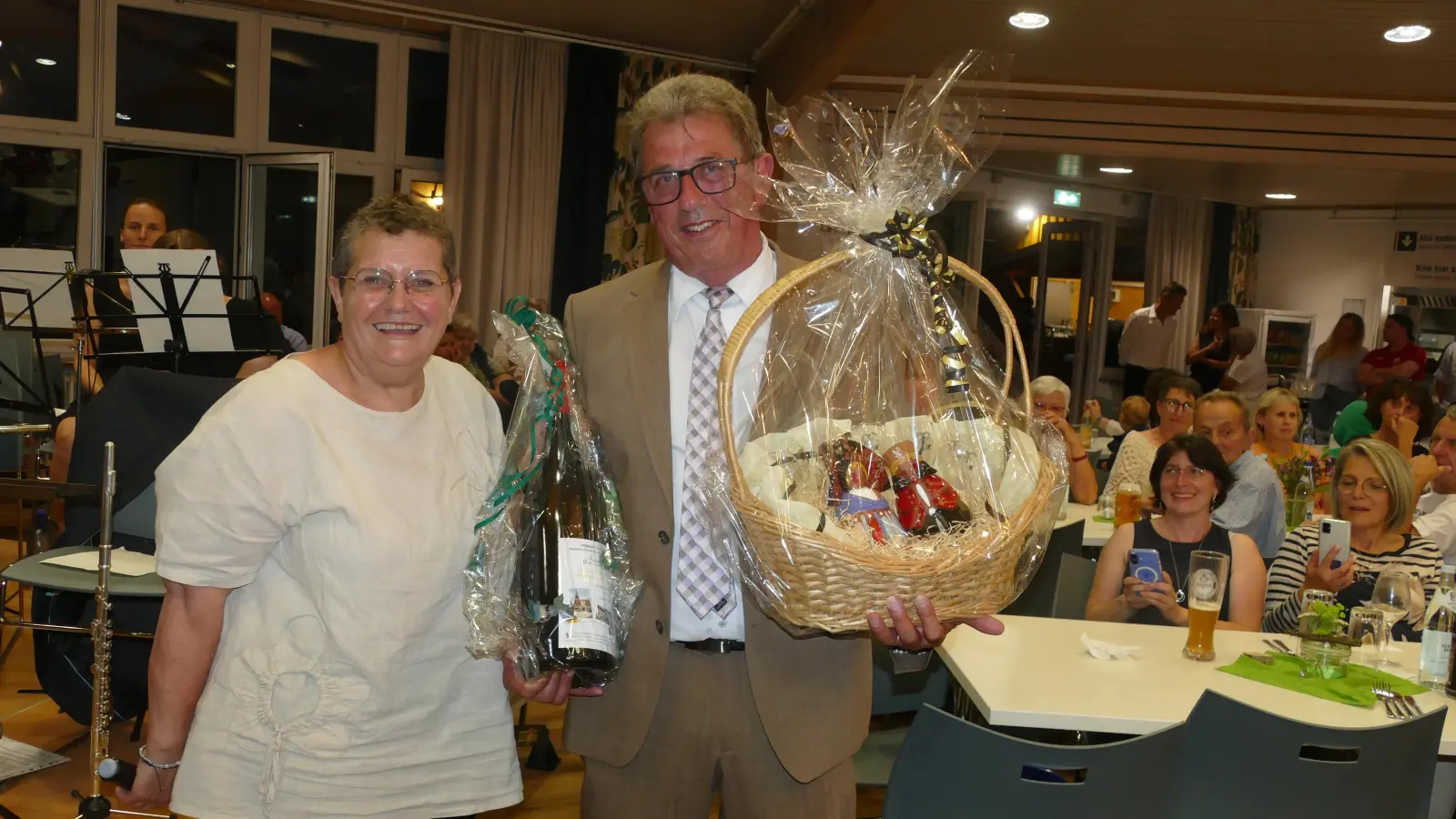 Wein ist eine der Gemeinsamkeiten, welche die Ergersheimer miteinander verbindet. Bürgermeisterin Marianne Wehr hatte einen vollmundigen Tropfen für ihren Amtskollegen Dieter Springmann dabei. (Foto: Helmut Meixner)