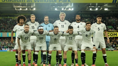 Die DFB-Elf stellt sich zum Team-Foto im Windsor Park.  (Foto: Christian Charisius/dpa)