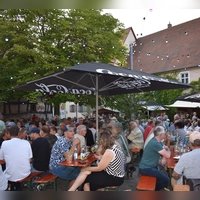 Bei erlesenen Weinen und zünftiger Musik feierten zahlreiche Besucherinnen und Besucher auf dem „Scheiraplatz”. (Foto: Erich Herrmann)