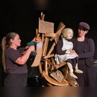 Aus zerschlagenen Holzstühlen entsteht ein temporäres Behelfsdenkmal für die Opfer der Köpenicker Blutwoche – eine Szene mit Astrid Endruweit (links) und Susi Claus. (Foto: Martin Stumpf)