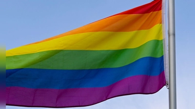 Die Regenbogenfahne gilt als Flagge der queeren Community. (Symbolbild: Patrick Pleul/dpa)