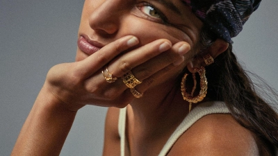 Es kann gar nicht groß genug sein: Statement-Creolen sind ein Hingucker für die Ohren. Hier ein Beispiel von ba&amp;sh Jewelry (Ringe ab 105 Euro, Ohrringe zwischen 95-255 Euro). (Foto: ba&sh Jewelry/dpa-tmn)