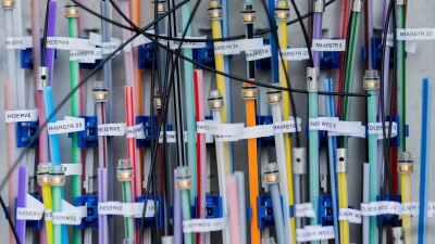 Glasfaserkabel in einem Schaltkasten. (Foto: Rolf Vennenbernd/dpa)