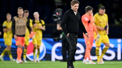 Dortmunds Trainer Edin Terzic geht nach dem Spiel enttäuscht über den Platz. (Foto: Federico Gambarini/dpa)