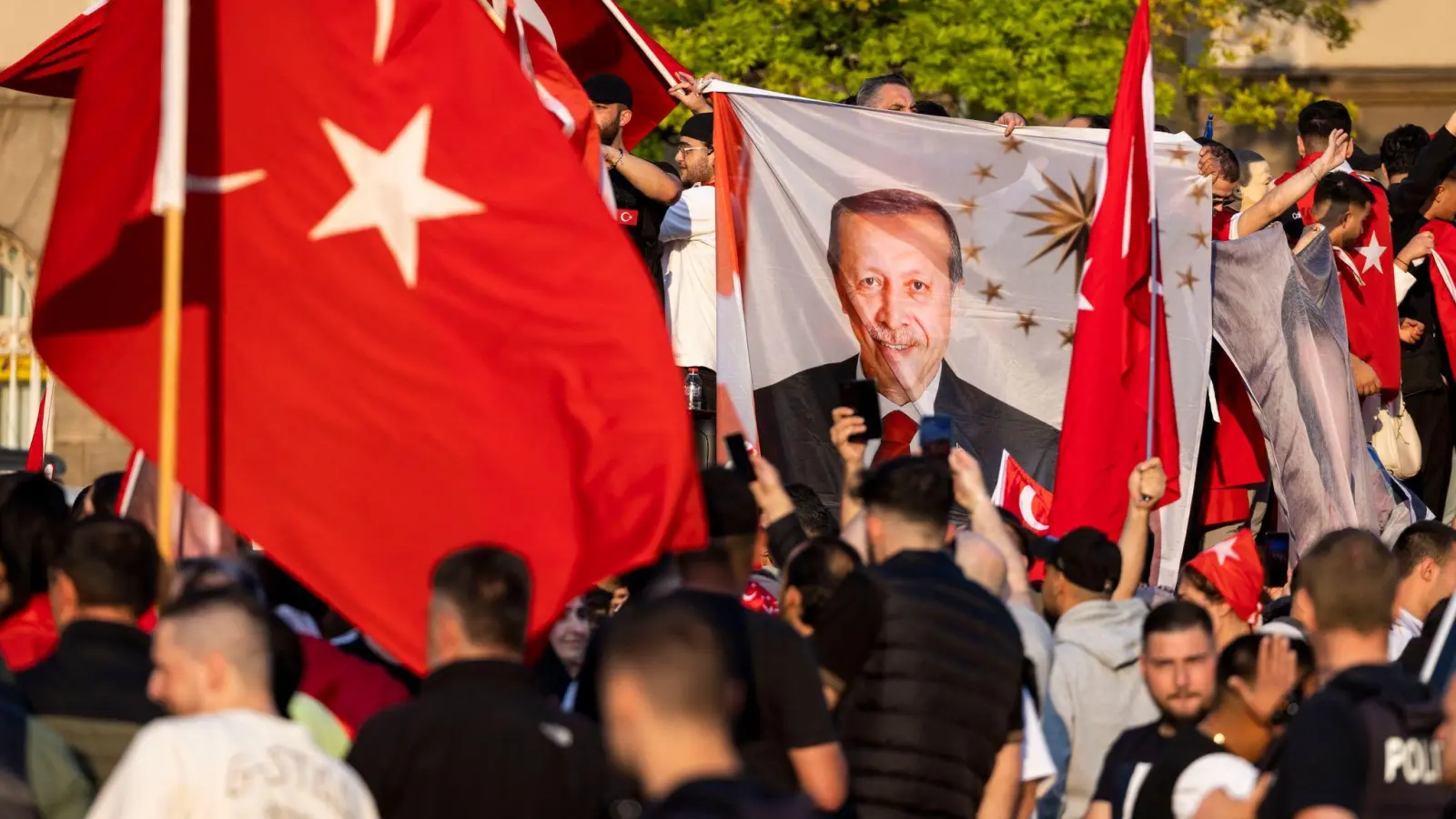 Erdogan-Anhänger im Duisburger Norden. (Foto: Christoph Reichwein/dpa)