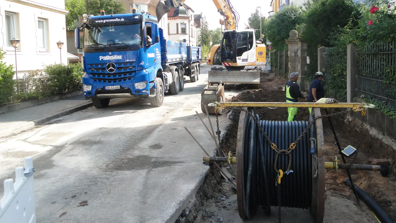 Zurzeit werden unter dem Gehweg jede Menge Leerrohre für Strom und Kommunikation verlegt. Im Vordergrund eine Trommel mit einem Ein-Kilovolt-Stromkabel der Stadtwerke. (Foto: Winfried Vennemann)