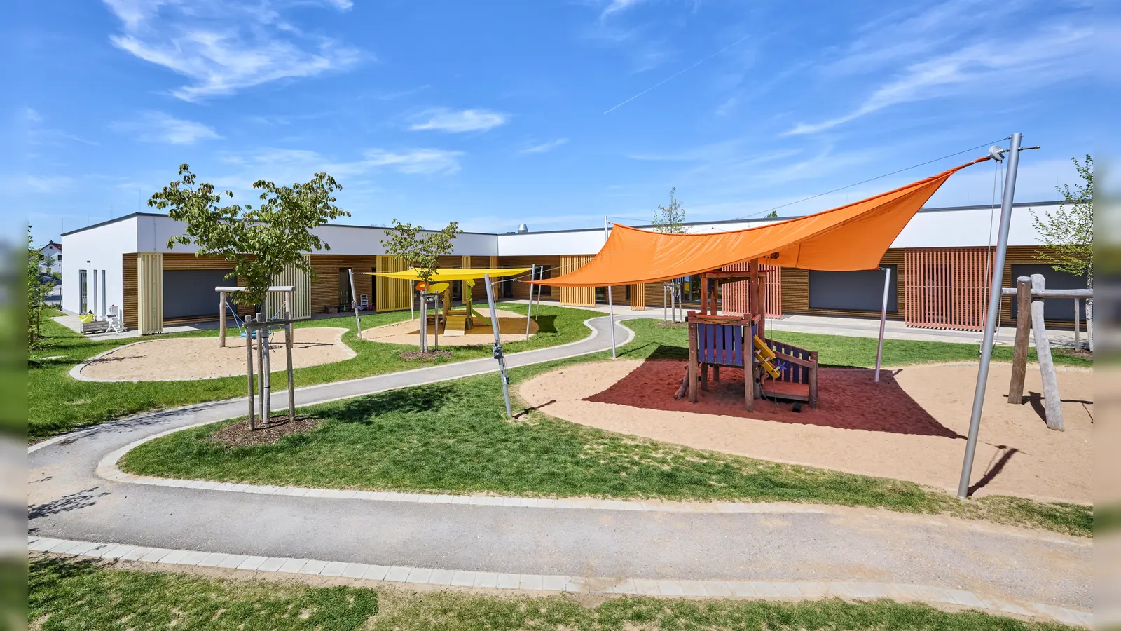 Farbenfroh und einladend präsentiert sich der Außenbereich. (Foto: Florian Trykowski)