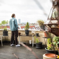 Trotz aller Trauer: Im Todesfall müssen Angehörige einen kühlen Kopf bewahren - und viele bürokratische Erledigungen meistern. (Foto: Christin Klose/dpa-tmn)