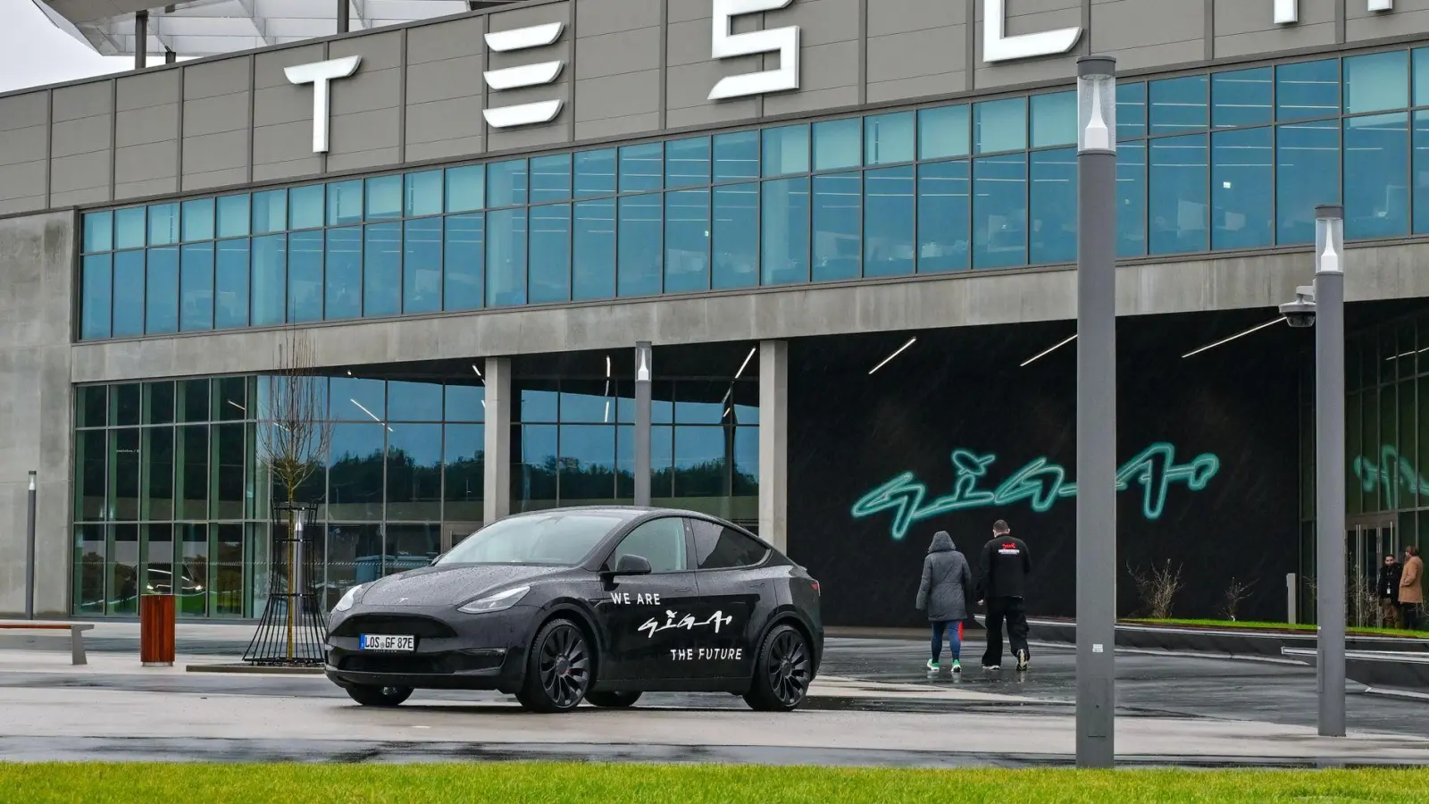 Ein Elektrofahrzeug vom Typ Tesla Model Y steht vor der Tesla Gigafactory Berlin-Brandenburg. (Foto: Patrick Pleul/dpa)