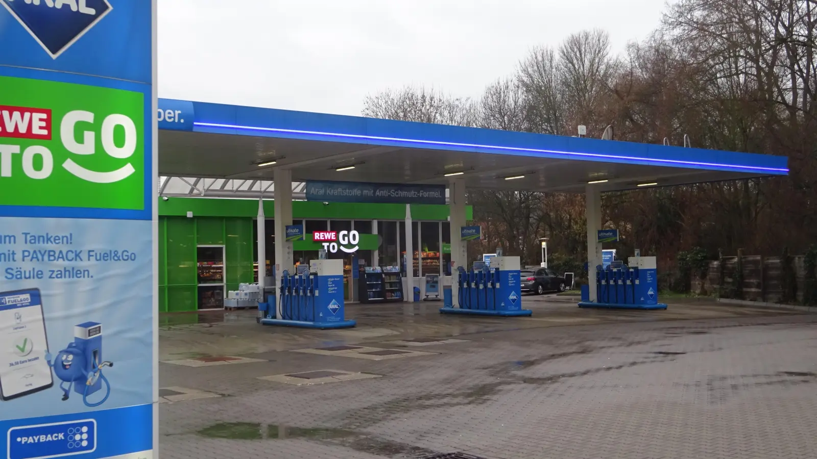 Diese Tankstelle in der Matthias-Oechsler-Straße wurde am frühen Sonntagmorgen überfallen. Doch der Räuber flüchtete ohne Beute und wurde schnell dingfest gemacht. (Foto: Florian Pöhlmann)