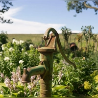 Wer einen Brunnen anlegen möchte, um Grundwasser zu schöpfen, muss das Vorhaben in Deutschland bewilligen lassen. (Foto: Robert Günther/dpa-tmn)