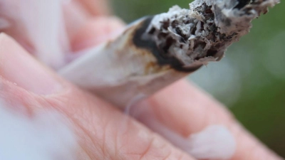 Ein Mann raucht einen Joint. (Foto: Karl-Josef Hildenbrand/dpa)