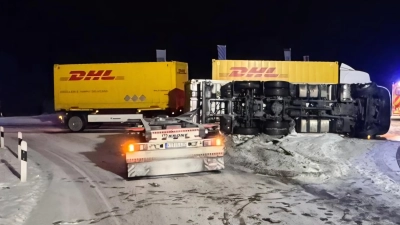 Ein Lkw war auf die Seite gestürzt und blockierte die Zufahrt zum Kreisverkehr. (Foto: Rainer Weiskirchen )