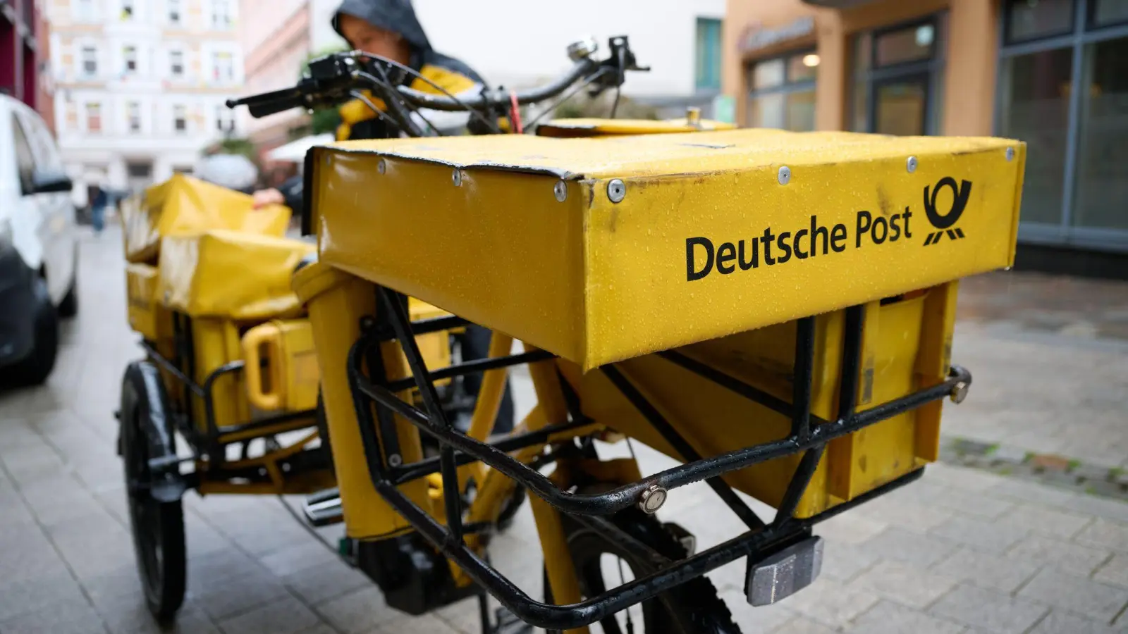 Eine Postbotin bei der Arbeit.  (Foto: Philip Dulian/dpa)