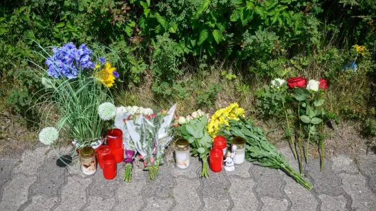 Blumen und Kerzen zum Gedenken an eine getötete 15-Jährige in Salzgitter. (Foto: Julian Stratenschulte/dpa)