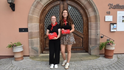 Paula Scheuenstuhl (links) und Meike Oberländer gehören zur neu gegründeten Gruppe der Neuhöfer Ortsmadli. (Foto: Ute Niephaus)