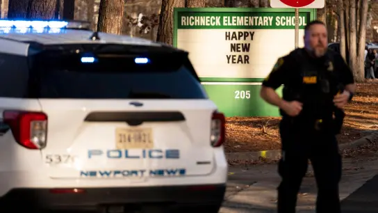 Ein Schsjähriger hat in seiner Grundschule im US-Bundesstaat Virginia auf seine Lehrerin geschossen und sie dabei lebensgefährlich verletzt. (Foto: Billy Schuerman/The Virginian-Pilot/AP/dpa)