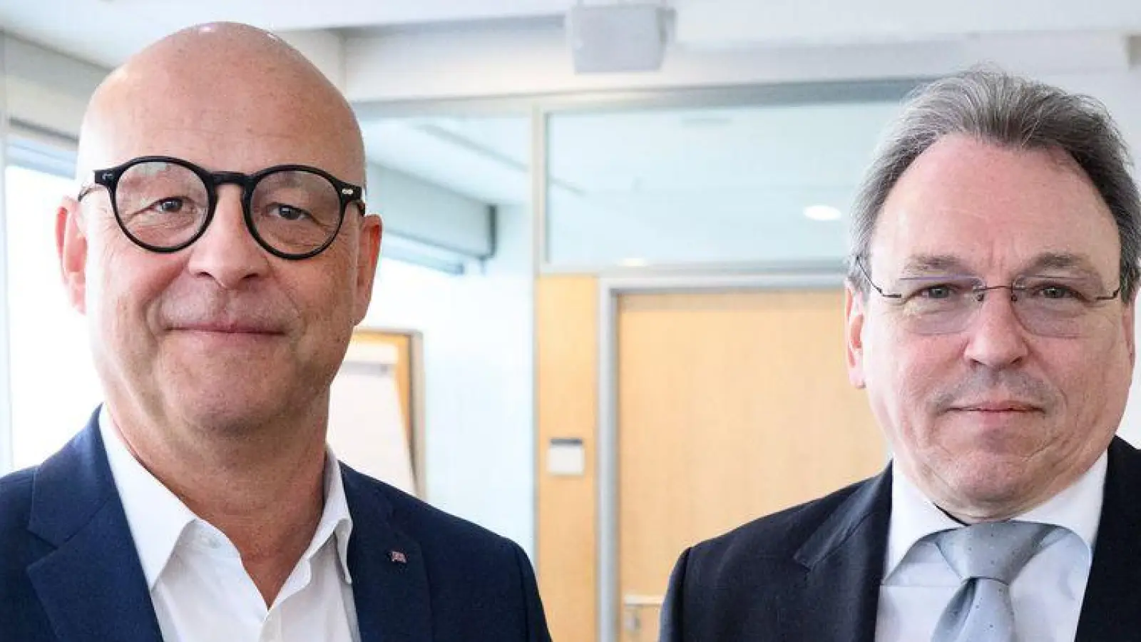 Für die Bahn verhandelt Konzernpersonalvorstand Martin Seiler (links), für die GDL der Gewerkschaftsvorsitzende Mario Reiß.  (Foto: Bernd von Jutrczenka/dpa)