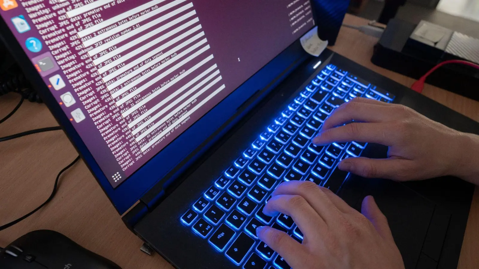Eine Wissenschaftlerin des Landeskriminalamt arbeitet an Computerbildschirmen. (Foto: Julian Stratenschulte/dpa/Symbolbild)
