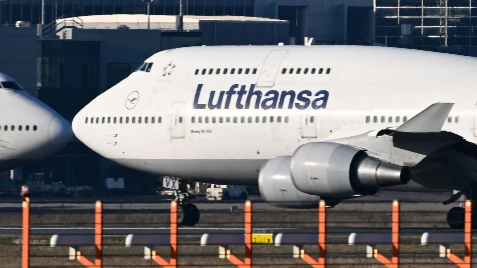 Die Boeing 747 hatte mehr als 350 Passagiere an Bord. (Symbolbild) (Foto: Arne Dedert/dpa)
