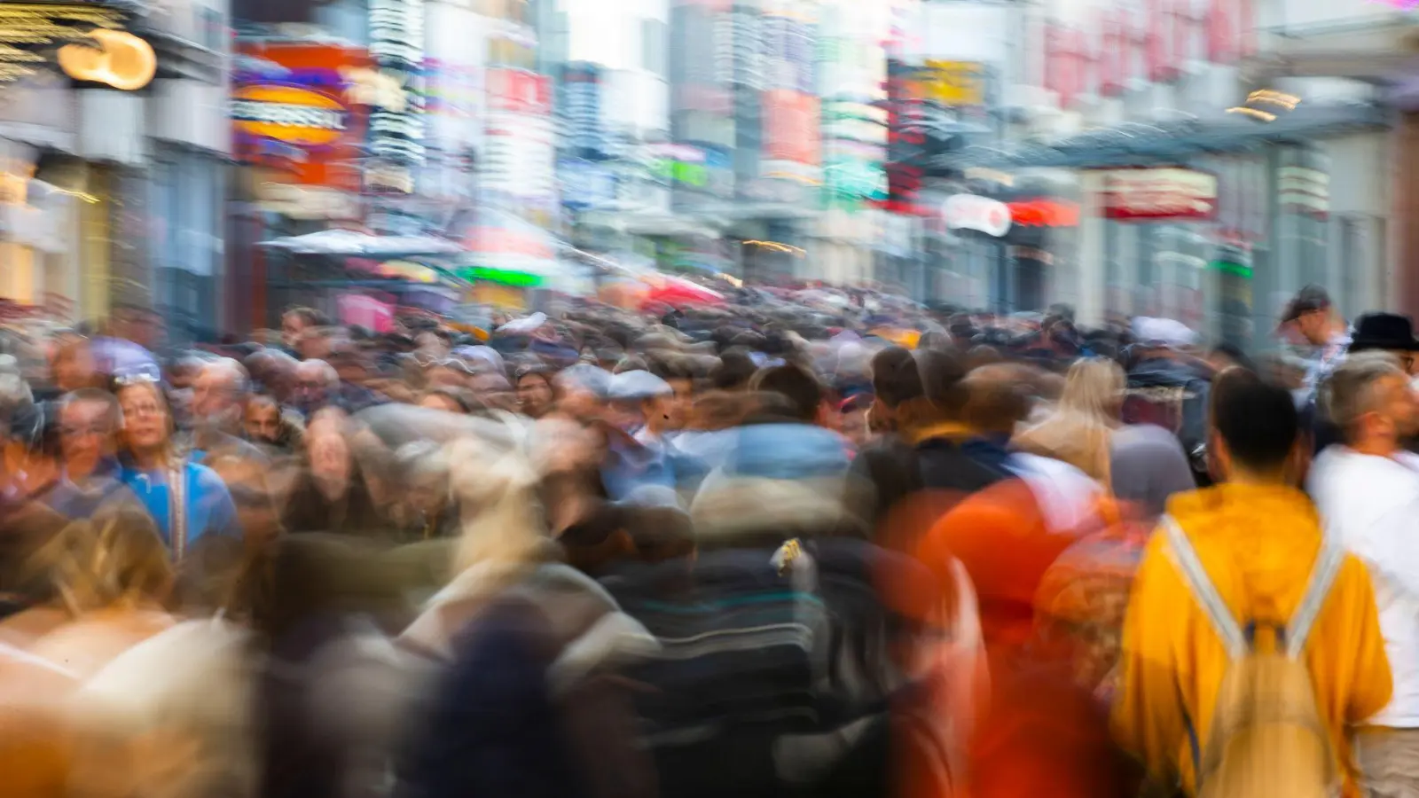 Wenn unaufhörlich Reize von außen auf uns einprasseln, können uns persönliche Werte Orientierung und Halt geben. (Foto: Thomas Banneyer/dpa/dpa-tmn)