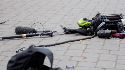 Die Ausrüstung des Kamerateams nach dem Übergriff am 1. Mai 2020 zwischen Alexanderplatz und Hackescher Markt. (Foto: Christoph Soeder/dpa)