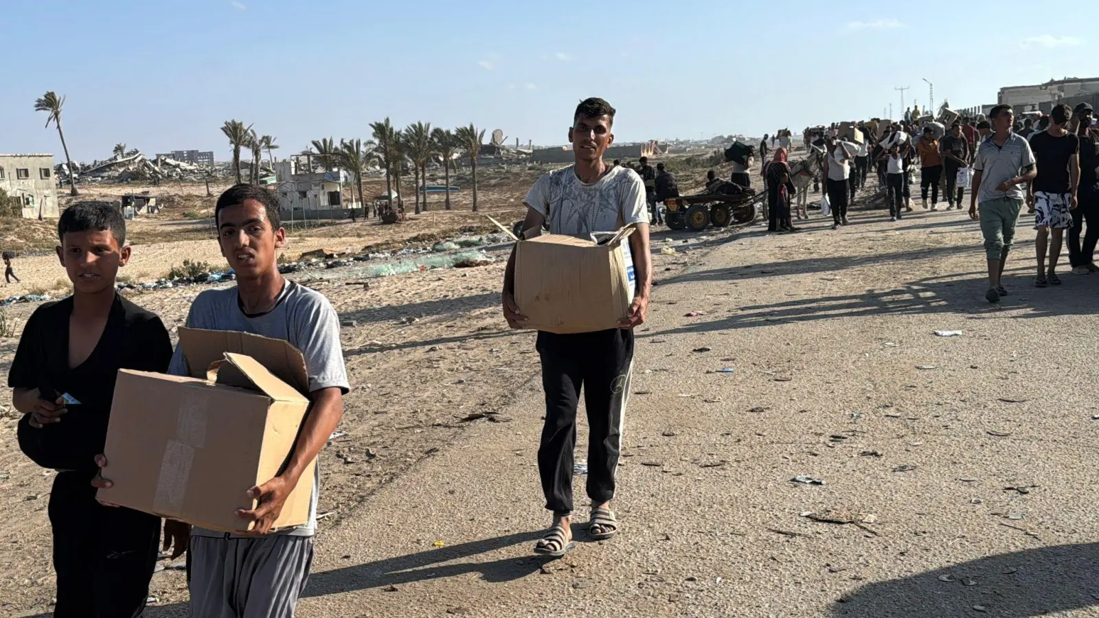 Palästinenser mit Hilfsgütern.  (Foto: Ahmed Ibrahim/APA Images via ZUMA Press Wire/dpa)