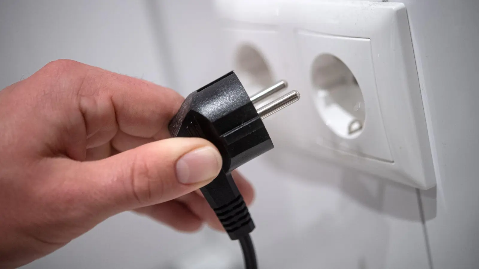 Einstecken zwecklos: Rund 20 Orte im Landkreis Ansbach hatten am Dienstagnachmittag keinen Strom. (Symbolbild: Sina Schuldt/dpa)