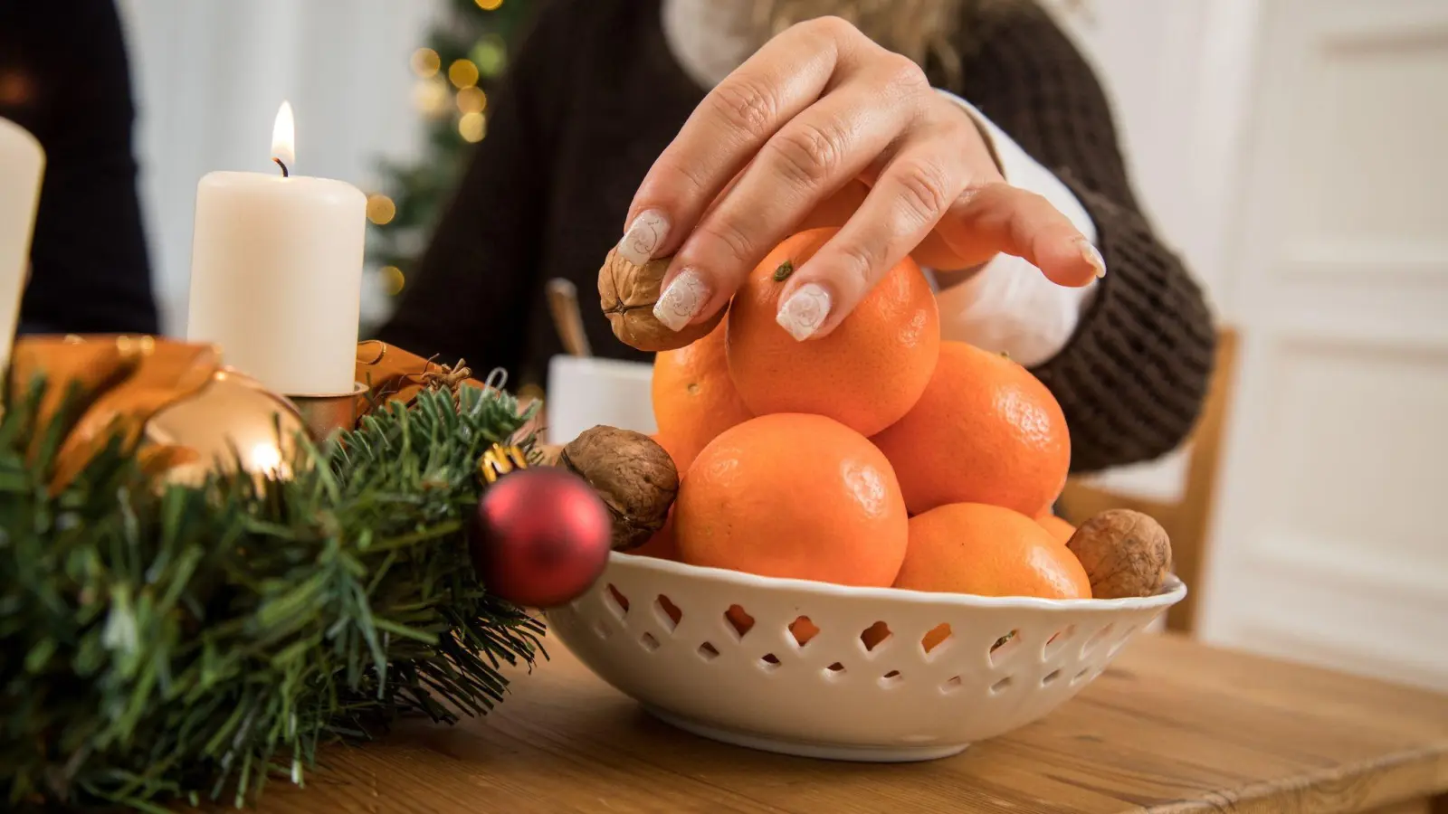 Die Mischung machts: Wer immer mal wieder das Plätzchen durch eine Mandarine oder Nüsse ersetzt, tut in der Adventszeit Gutes für den Körper. (Foto: Christin Klose/dpa-tmn)