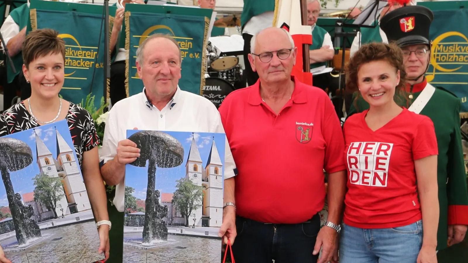 Beim Wurzelfest in der Partnerkommune (von links): Bockaus Bürgermeisterin Franziska Meier und ihr Vorgänger Siegfried Baumann erhielten Geschenke von Herriedens drittem Rathauschef Johann Heller sowie von Stadtoberhaupt Dorina Jechnerer. (Foto: Wolfgang Balogh)