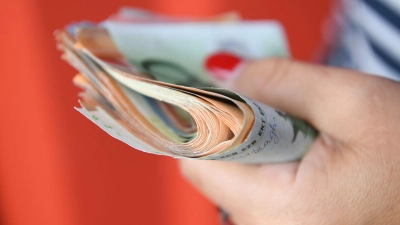 Kann sich ganz schön summieren: Wer ein Jahr lang an einer selbst gewählten Spar-Challenge festhält, kann am Ende des Jahres auf vierstellige Beträge blicken. (Foto: Robert Michael/dpa-Zentralbild/dpa-tmn)