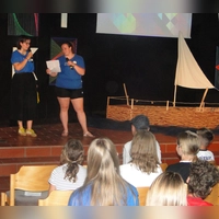 Die Moderatorinnen Annemarie Sichermann (links) und Esther Wolf bei der Siegerehrung für das „Spiel ohne Grenzen”. (Foto: Winfried Vennemann)
