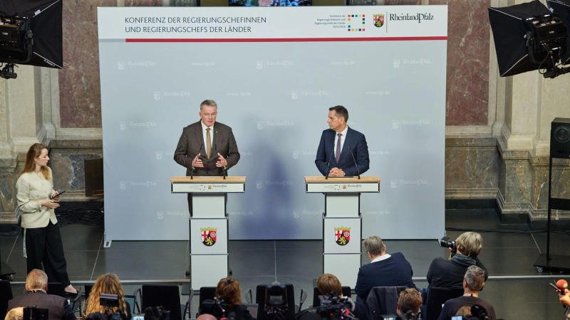 Der MPK-Vorsitzende Schnieder (links) und der Co-Vorsitzende Lies stellten gemeinsam die  Beschlüsse des Gremiums nach dem Treffen in Berlin vor.  (Foto: Sebastian Gollnow/dpa)