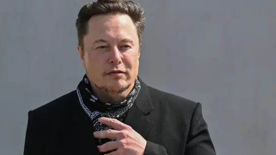 Multimilliardär Elon Musk steht bei einem Pressetermin auf dem Gelände der Tesla Gigafactory im brandenburgischen Grünheide. (Foto: Patrick Pleul/dpa-Zentralbild/POOL/dpa)
