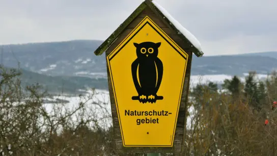 Ein Schild &quot;Naturschutzgebiet&quot; steht im osthessischen Rasdorf in der Rhön. (Foto: Uwe Zucchi/dpa)