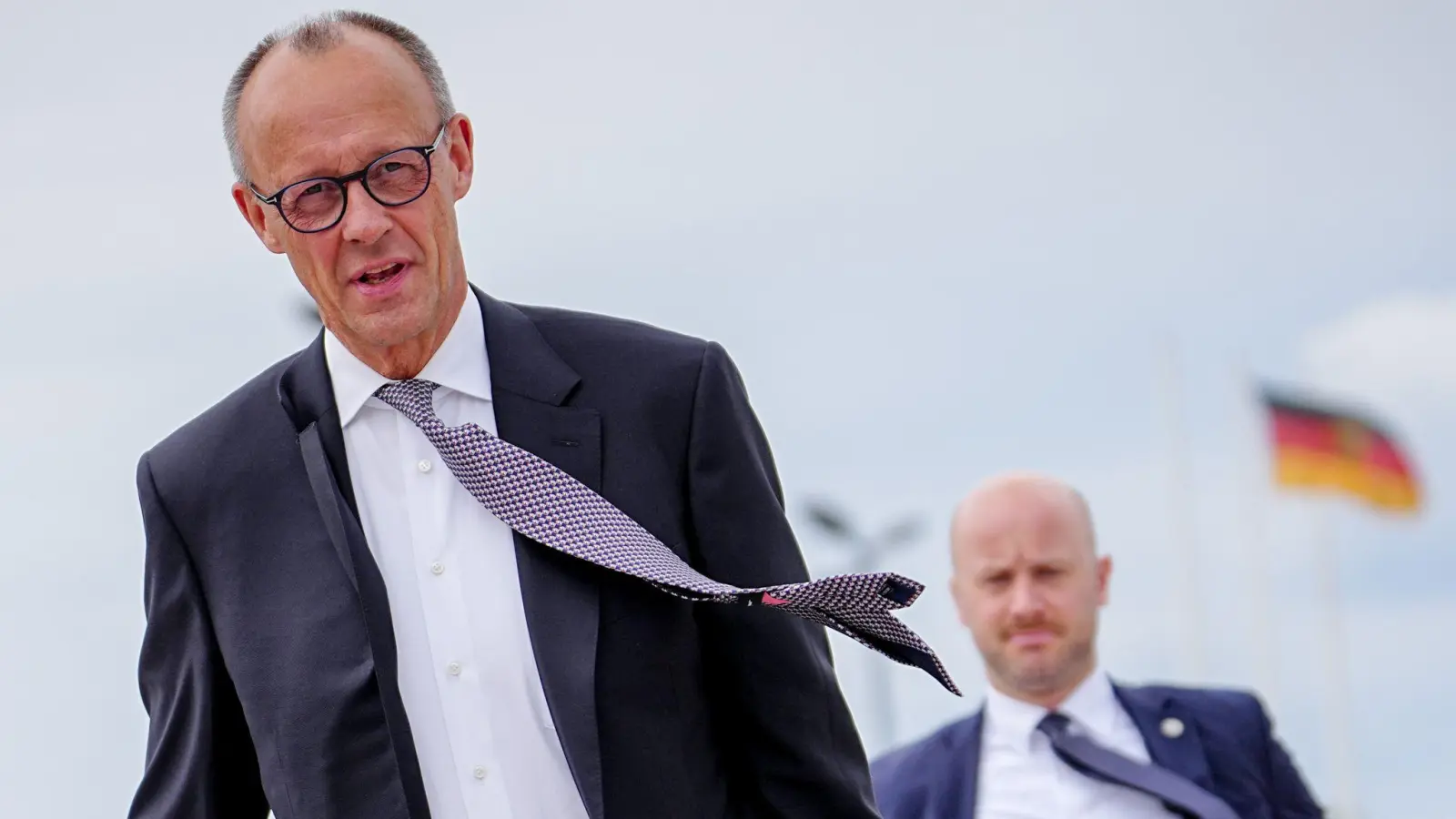 Merz auf dem Weg zum Nato-Gipfel (Foto: Kay Nietfeld/dpa)