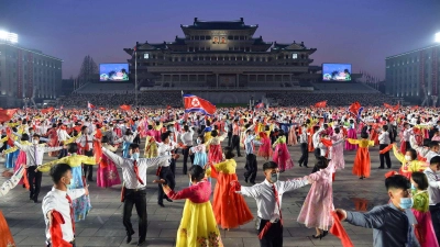 Menschen tanzen bei Feierlichkeiten zum „Tag der Sonne“ auf dem Kim-Il-Sung-Platz in Pjöngjang. (Foto: -/Kyodo News/AP/dpa)