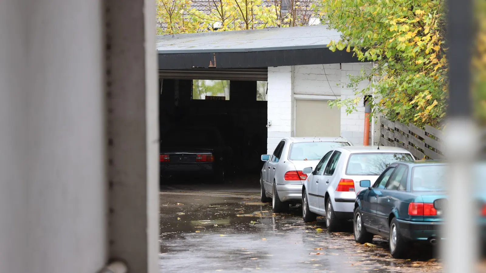 Ob es sich bei den Fundstücken um scharfe Schusswaffen handelt, wird noch untersucht. (Foto: Sascha Thelen/dpa)