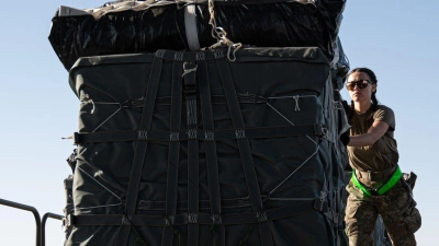 Eine Pilotin der U.S. Air Force lädt Paletten mit humanitären Hilfsgütern, die für den Gazastreifen bestimmt sind, an Bord eines Flugzeugs. (Foto: U.S Air Force/ZUMA Press Wire/dpa)