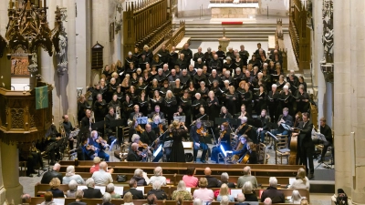 Großprojekt über Stadtgrenzen hinweg: Die Ansbacher Kantorei, die St.-Jakobs-Kantorei Rothenburg, das erweiterte Ansbacher Kammerorchester und Solisten führen Giacomo Puccinis „Messa di Gloria” auf. Die Leitung hatte in der St.-Jakobs-Kirche Dekanatskantorin Jasmin Neubauer. (Foto: Martin Stumpf)