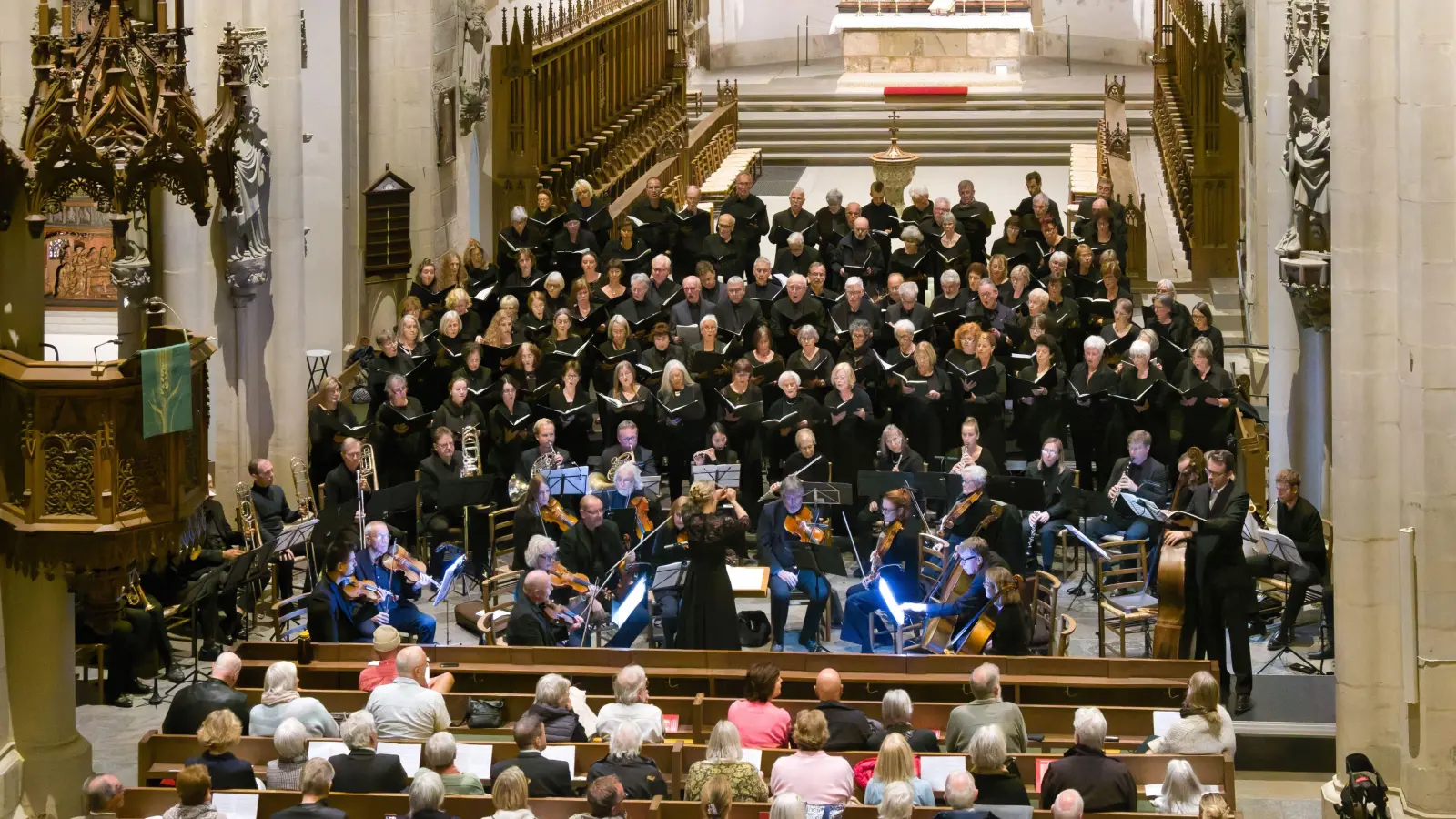 Großprojekt über Stadtgrenzen hinweg: Ansbacher Kantorei, St.-Jakobs-Kantorei Rothenburg, das erweiterte Ansbacher Kammerorchester und Solisten führen Giacomo Puccinis „Messa di Gloria” auf. Die Leitung hatte in der St.-Jakobs-Kirche Dekanatskantorin Jasmin Neubauer. (Foto: Martin Stumpf)