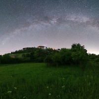 Ein freier Blick auf den Sternenhimmel – und damit den Sternschnuppenschauer der Perseiden – bietet sich etwa bei Burg Hoheneck. (Foto: Mirko Fryska)