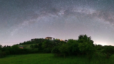 Ein freier Blick auf den Sternenhimmel – und damit den Sternschnuppenschauer der Perseiden – bietet sich etwa bei Burg Hoheneck. (Foto: Mirko Fryska)